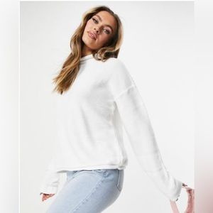White NA-KD thin sweater, Cropped, V neck. Size Medium